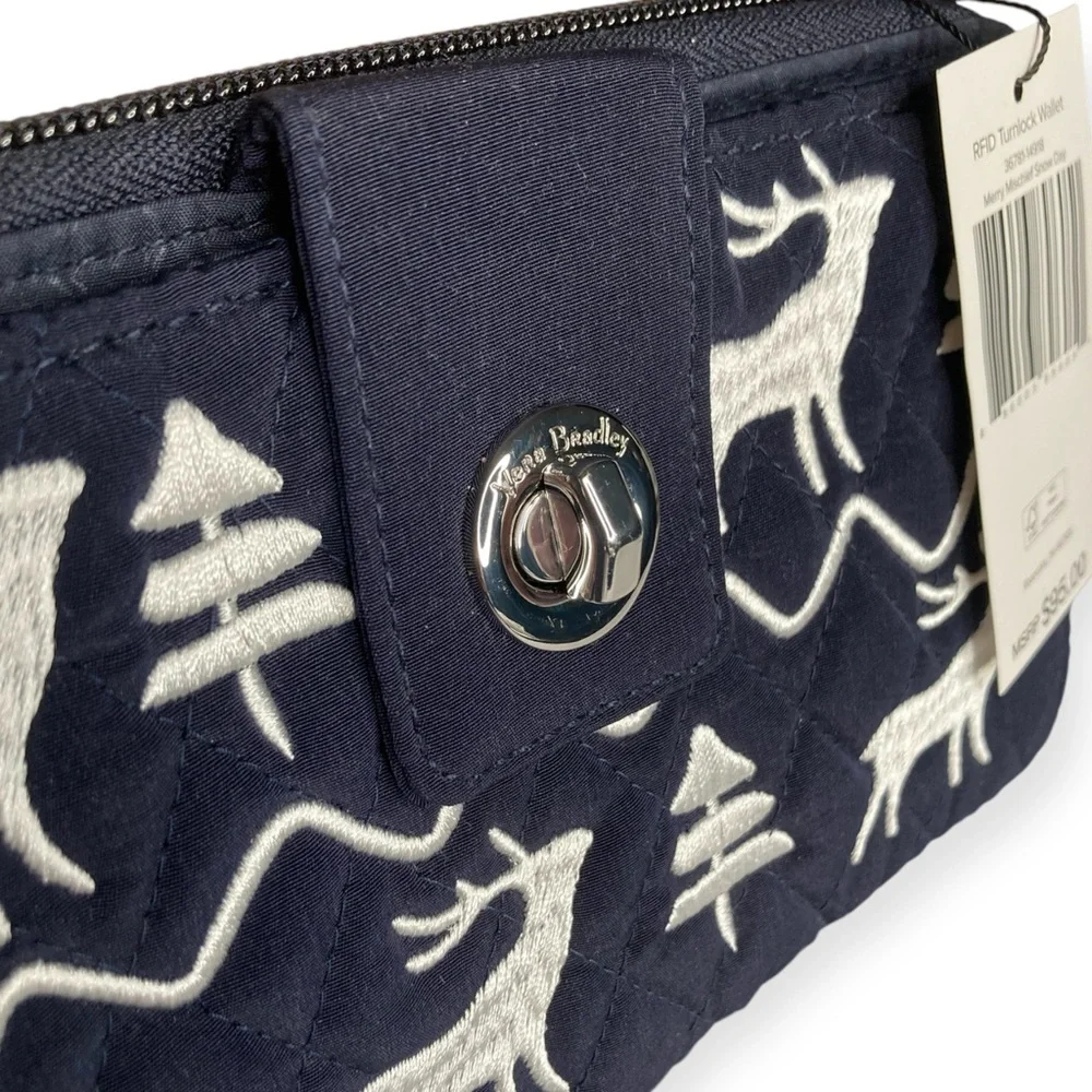 ⌛️SOLD⌛️ Vera Bradley RFID Turnlock Wallet Merry Mischief Snow Day Quilt Cotton - Picture 3 of 16